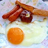 朝食プレート鮭＆牛カルビマヨネーズ＆目玉焼き
